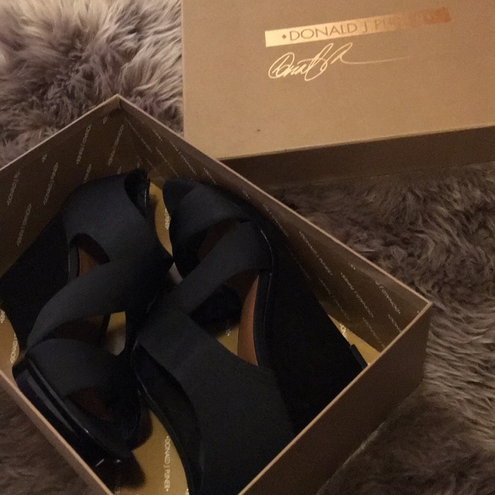 NWB Donald J. Pliner, Black "Aurora" Wedge size 11